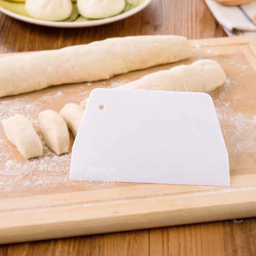 PLASTIC SCRAPER SMALL SIZE 13.3x9.5CM